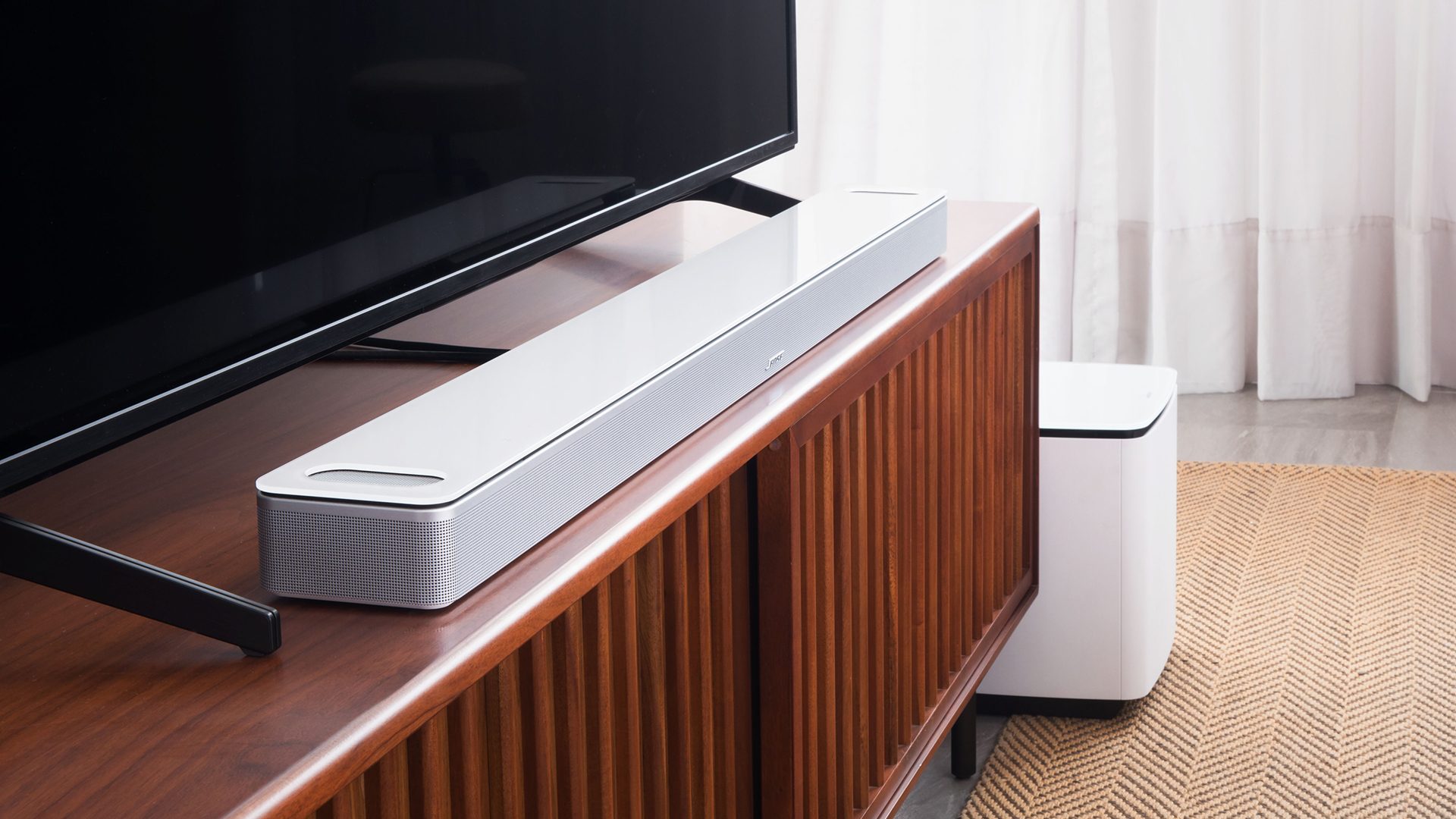 Mejora el sonido de tu Smart TV con la oferta en esta barra de sonido Bose:  aprovecha su diseño compacto y su descuentazo en